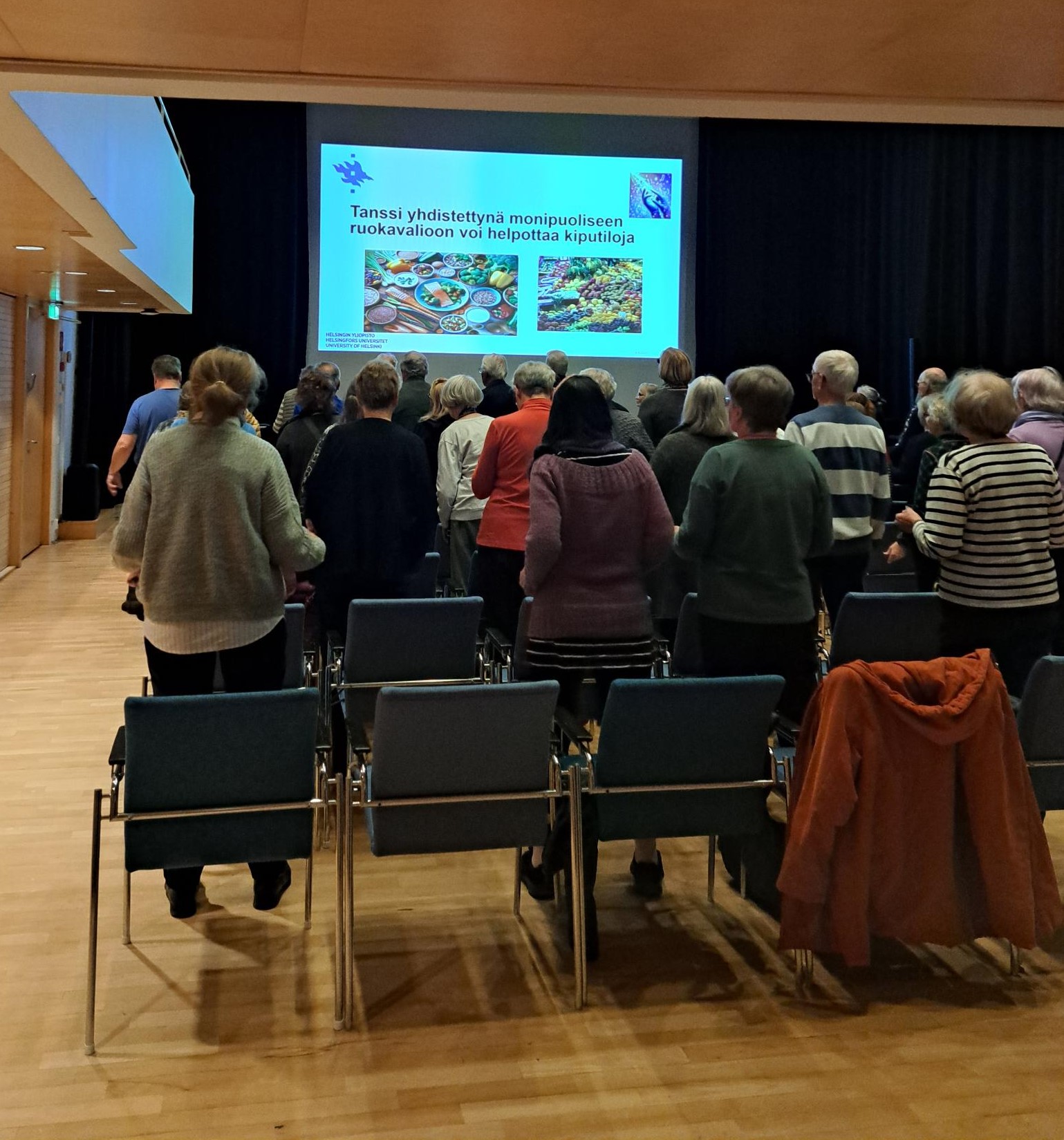 ihmisiä luennolla